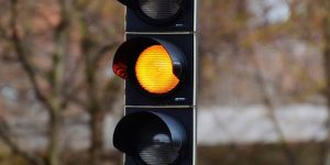 Semàfor en groc | Autoescola Sant Feliu