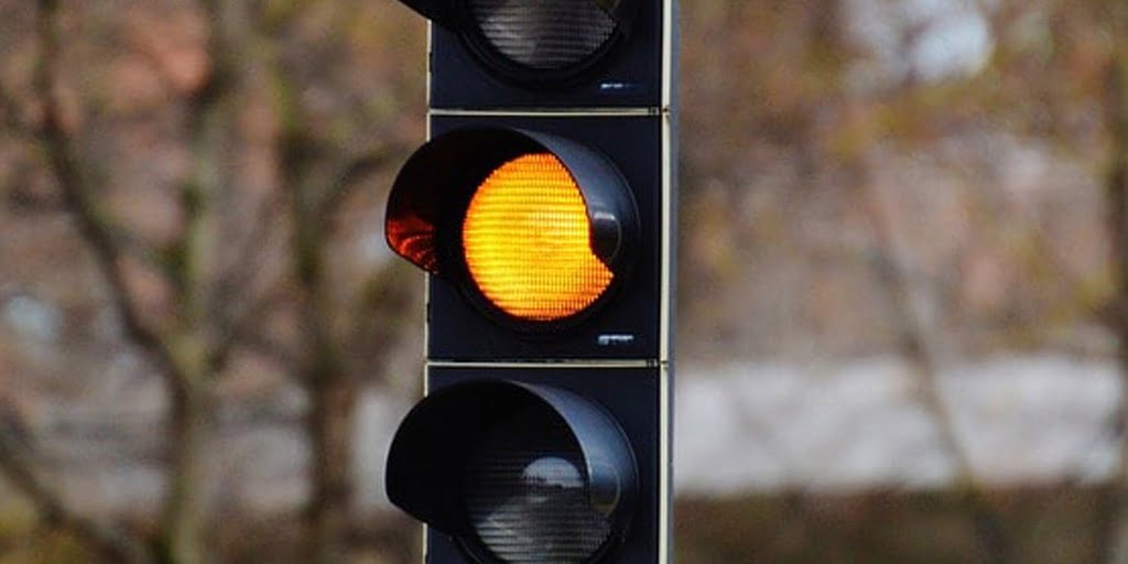 Semàfor en groc | Autoescola Sant Feliu
