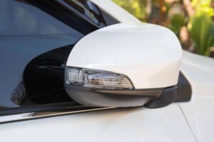 Autoescola Sant Feliu - Blog - Qui no ha plegat alguna vegada els retrovisors del cotxe en aparcar-lo
